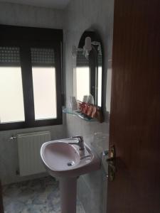 A bathroom at Hostal Arribes del Duero