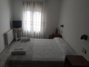 A bed or beds in a room at Hostal Arribes del Duero