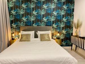 ein Schlafzimmer mit einem großen Bett mit einer blauen und weißen Tapete in der Unterkunft Golden Vibes in Bel Air in Mamaia