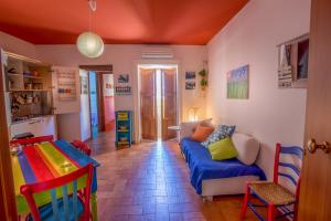 un soggiorno con un divano e un tavolo di Favolosa Casa Vacanza a Cefalù a Cefalù