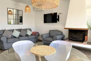 Posezení v ubytování PASSEIG II - Apartment in Cadaqués center with sea views