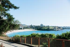 悉尼Coogee Bay Hotel的从木桥上欣赏海滩美景 更多97张照片