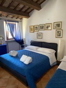 Un pat sau paturi într-o cameră la Osimo Caves Rooms +85 fotografii