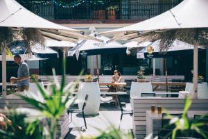 Um restaurante ou outro lugar para comer em Coogee Bay Boutique Hotel