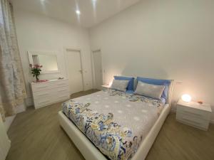 ein Schlafzimmer mit einem großen Bett mit blauen Kissen in der Unterkunft Suite Saffi 99 in Viterbo
