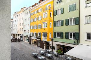 een lege straat in een stad met gebouwen bij Feichter Hotel & Bistro in Bolzano