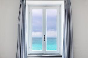 an open window with a view of the ocean at Le Casasse in Varigotti