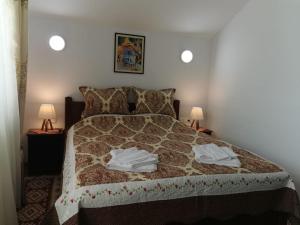 Un pat sau paturi într-o cameră la Pensiunea Albina