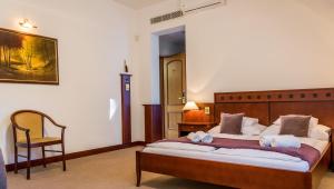 Postel nebo postele na pokoji v ubytování Hotel Tihany Átrium