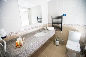 アフィヨンにあるアフィヨン オルコグル サーマル リゾートのバスルーム(洗面台、トイレ、鏡付)
