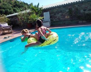 Bazén v ubytování Chalet "Rec dels Noguers" nebo v jeho okolí