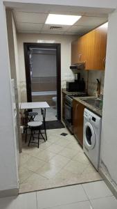 Kuchyň nebo kuchyňský kout v ubytování Furnished Studio Apartments for rent in Dubai