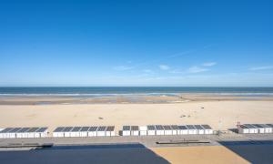 een uitzicht op het strand en de oceaan vanuit een gebouw bij dedijk in Oostende