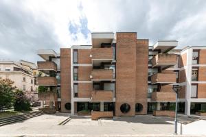 un edificio de apartamentos con fachada de ladrillo en RomagnaBNB Vittoria, en Forlì