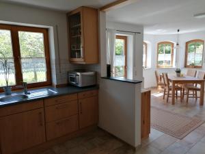 Kitchen o kitchenette sa 70m²- Ferienwohnung mit Terrasse