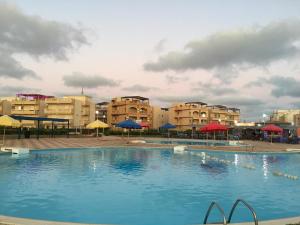 Piscina de la sau aproape de Badr Deluxe Apartments - Families Only