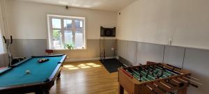 Biliár nebo kulečník v ubytování Svea hotell, Vollsjö