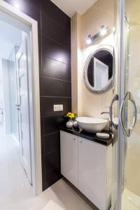 ビャウィストクにあるMalmeda 31Aの洗面台と鏡のあるバスルーム