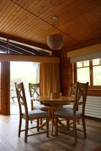 ein Esszimmer mit einem Holztisch und Stühlen in der Unterkunft Lodge 37 Rowardennan, Loch Lomond in Glasgow
