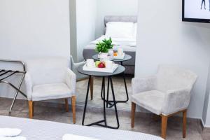- une table et deux chaises dans une chambre avec un lit dans l'établissement D Spacious Brand New Studio Ideal for 2 D, à Athènes