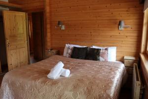 ein Schlafzimmer mit einem Bett mit zwei Handtüchern darauf in der Unterkunft Lodge 37 Rowardennan, Loch Lomond in Glasgow