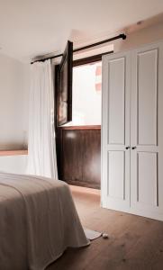 - une chambre avec une porte blanche et une fenêtre dans l'établissement La Ermita Suites - Único Hotel Monumento de Córdoba, à Cordoue