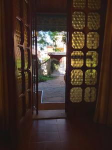 una puerta abierta con vistas a un patio en B&b rustic chic Casa Salva, en Molinella