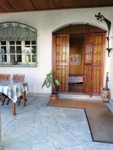 una entrada a una casa con una puerta y una mesa en B&b rustic chic Casa Salva, en Molinella