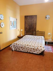 1 dormitorio con 1 cama y 2 platos en la pared en B&b rustic chic Casa Salva, en Molinella