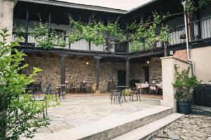 an outdoor patio with tables and chairs at La Casa Grande Del Valle in El Valle