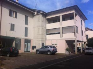 ファエンツァにあるLa Casa di Ritaの建物前駐車場