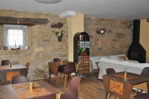 A restaurant or other place to eat at El Rincón Secreto de Gredos especializada en celiaquía y diabetes y jacuzzi