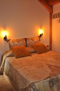 A bed or beds in a room at El Rincón Secreto de Gredos especializada en celiaquía y diabetes y jacuzzi