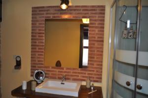 A bathroom at El Rincón Secreto de Gredos especializada en celiaquía y diabetes y jacuzzi