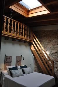 A bed or beds in a room at El Rincón Secreto de Gredos especializada en celiaquía y diabetes y jacuzzi