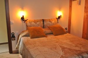 A bed or beds in a room at El Rincón Secreto de Gredos especializada en celiaquía y diabetes y jacuzzi