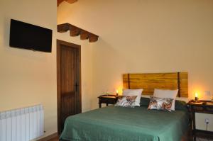 A bed or beds in a room at El Rincón Secreto de Gredos especializada en celiaquía y diabetes y jacuzzi