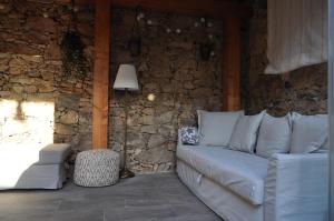 A seating area at El Rincón Secreto de Gredos especializada en celiaquía y diabetes y jacuzzi