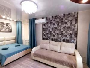 ヴォルシスキーにあるАпартаменты на Мира 47のベッドルーム(ベッド1台、ソファ付)