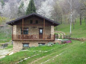 una casa de piedra con terraza en una colina en Il Picco, en Dronero