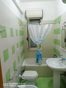 Bilik mandi di Bilocale Rivabella
