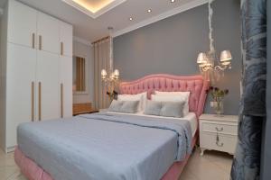 Giường trong phòng chung tại Epavlis Luxury apts