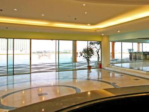 um grande átrio com uma grande parede de vidro em Sugbutel Family Hotel em Cebu