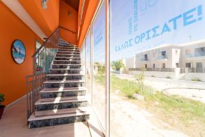 una escalera en el lateral de un edificio con ventana en Belleza Villa en Lixouri