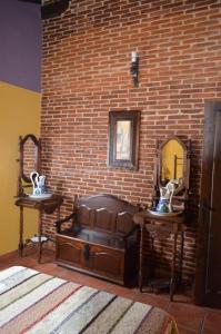 um quarto com um sofá e uma parede de tijolos em Casa Rural Laura em Miranda del Castañar
