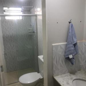 ein Bad mit einer Dusche, einem WC und einem Waschbecken in der Unterkunft Ed. Oliveiro Lucena in João Pessoa