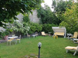 a group of chairs and tables in a yard at Residenza Le Peonie in Todi +81 photos
