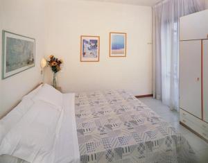 um quarto branco com uma cama num quarto em Residence Caterina em Cattolica