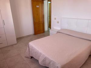 コラレホにあるCalle Eusebio Carballo Estévezのベッドルーム(ピンクの毛布付きの白いベッド付)