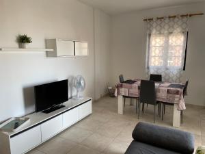 un salon avec une table à manger et une télévision dans l'établissement Calle Eusebio Carballo Estévez, à Corralejo